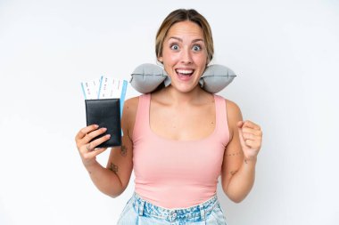 Şişirilebilir Seyahat Yastığı 'na sahip kadın izole arka planda zaferi kutluyor.