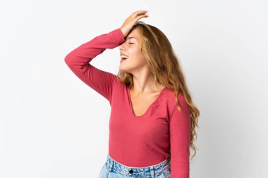 Mavi arka planda izole edilmiş genç sarışın kadın bir şey fark etti ve çözümü arıyor.