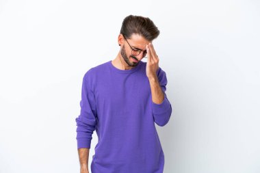 Beyaz arka planda başı ağrıyan genç beyaz bir adam.