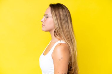 Sarı arka planda izole edilmiş, gözlüklü, beyaz bir kadın.