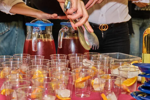 Bir partide plastik gözlük Spritz ile meze
