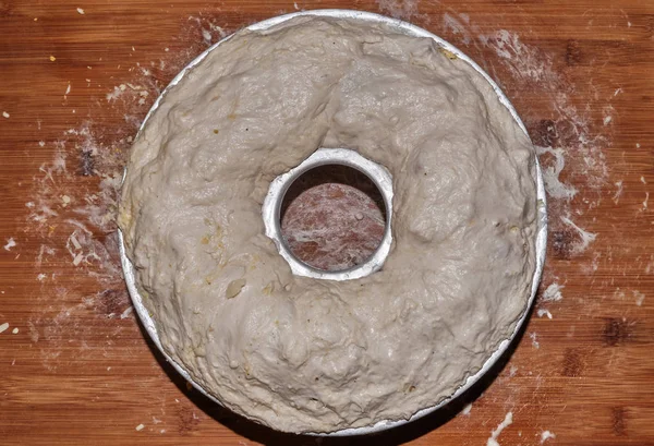 Casatiello, traditionell napolitansk påsk salt tårta — Stockfoto