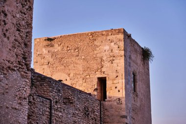 Cagliari, Sardunya, İtalya 'daki ortaçağ San Michele şatosunun antik harabeleri