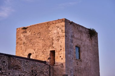 Cagliari, Sardunya, İtalya 'daki ortaçağ San Michele şatosunun antik harabeleri