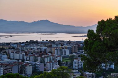 Cagliari şehrinde gün batımı, San Michele Kalesi manzaralı, Sardinya, İtalya