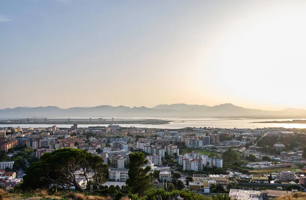 Cagliari şehrinde gün batımı, San Michele Kalesi manzaralı, Sardinya, İtalya