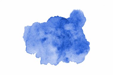 Beyaz üzerine izole edilmiş, sıvı bir kova boyası ile soyut suluboya arka plan görüntüsü. Mavi tonları