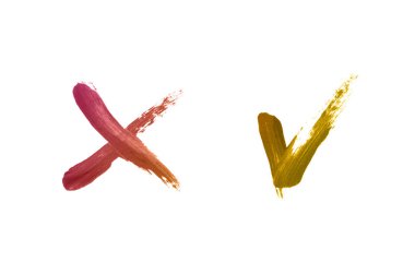 Parlak sıvı ruj yayma işareti ve çapraz beyaz arka plan üzerinde izole. Bronz renk