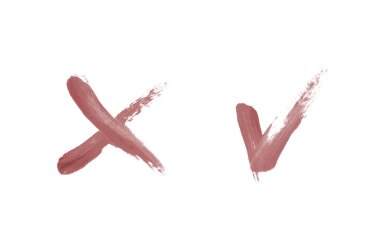 Parlak sıvı ruj yayma işareti ve çapraz beyaz arka plan üzerinde izole. Koyu kırmızı renk