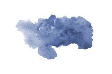 Beyaz üzerine izole edilmiş, sıvı bir kova boyası ile soyut suluboya arka plan görüntüsü. Koyu mavi tonları