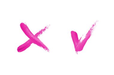 Bir onay işareti şeklinde parlak sıvı ruj yayma ve beyaz bir arka plan üzerinde izole çapraz. Kozmetik ürün inme. Evet onay kutusu için işaretleyin. Pembe renk