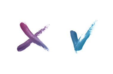 Parlak sıvı ruj yayma işareti ve çapraz beyaz arka plan üzerinde izole. Mor mavi renk