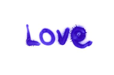 Grafiti aşk yazıt beyaz izole arka plan üzerine püskürtülür