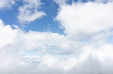 Soyut bulanık güzel yumuşak bulutlar mavi gökyüzü arkaplanı