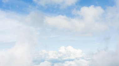 Soyut bulanık güzel yumuşak bulutlar mavi gökyüzü arkaplanı