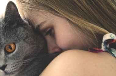 Hayvanları severim. Bir kız ve bir kedi, özverili sevgi sembolü