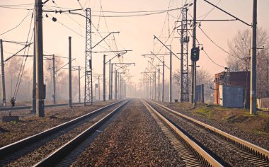 Sonbahar gündoğumu, siste demiryolu parça