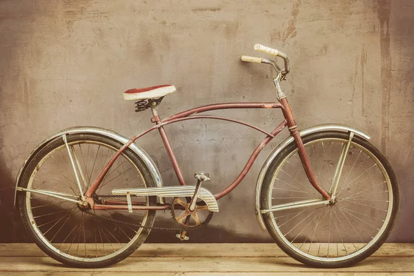 Bicicleta Crucero Oxidada Vintage Suelo Madera Con Una Pared Fondo —  Fotos de Stock