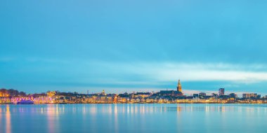 Nijmegen Hollanda şehir sular altında nehrin Waal önünde ile panoramik akşam görünümü