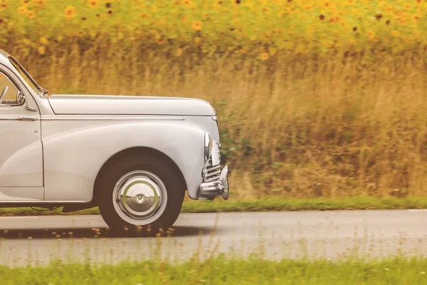 Imagem Estilo Retro Carro Dos Anos Cinquenta Dirigindo Por Campo — Fotografia de Stock