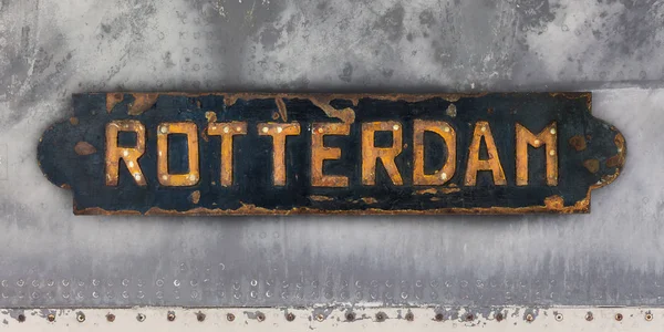 旧的锈迹斑斑的钢制船板 印有荷兰鹿特丹市的印记 — 图库照片