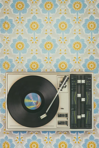 Retro Style Image Old Record Player Top Flower Wallpaper — стоковое фото