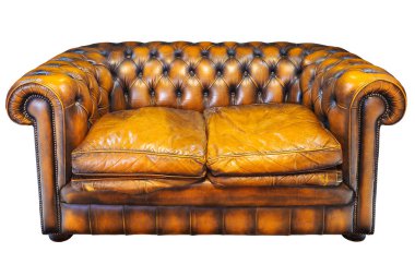 Beyaz bir arka plan üzerinde izole vintage kahverengi deri Chesterfield kanepe