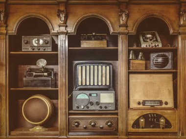 Ahşap bir dolapta radio'görüntü eski sepya tonlu