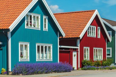 Eski renkli ahşap evlerin Karlskrona, İsveç
