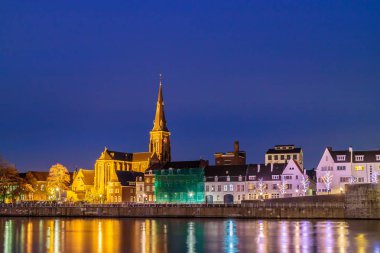 Akşam görünümü Maas nehri önünde ile Hollandalı Maastricht şehir merkezinin