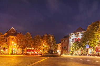 Merkezi tarihi Meydanı ile Bar ve restoranlarda antik şehir merkezi Deventer, Hollanda