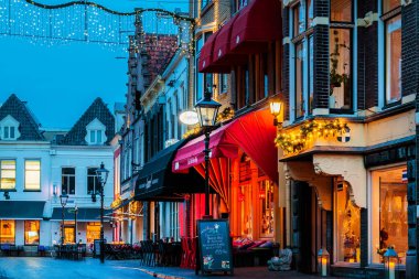 Küçük sokak barlar ve restoranlar ile Noel ışıkları Zwolle, Hollanda