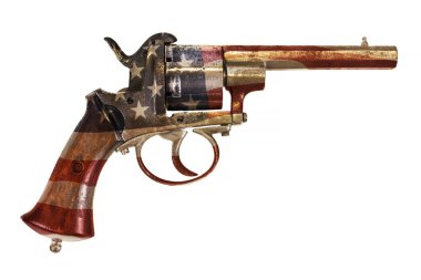 Beyaz bir arka plan üzerinde izole Amerikan bayrağı ile antik tabanca