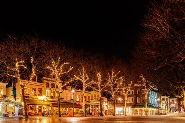 Bar ve restoran ile Noel ışıkları Zwolle, Hollanda Grote Kerkplein meydanında
