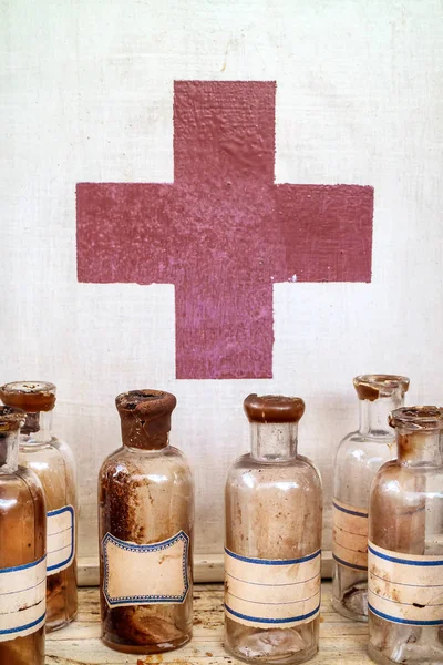 Старые Аптечные Бутылки Перед Аптечкой — стоковое фото