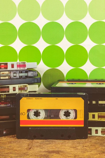Retro Vintage Ses Kompakt Kaset Ahşap Bir Masa Üzerinde Görüntü — Stok fotoğraf