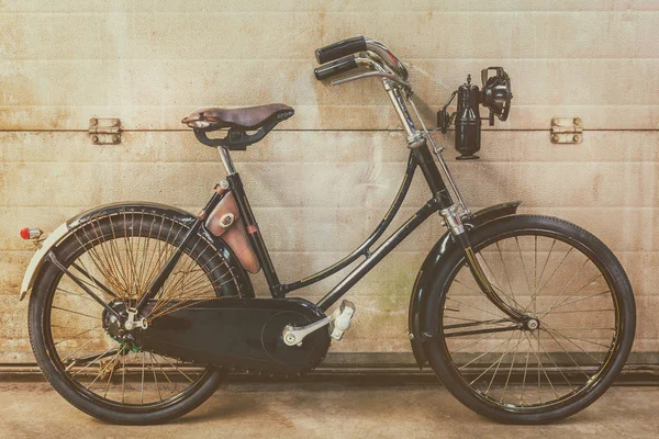 Vintage Zwarte Dames Fiets Geparkeerd Een Oude Fabriek Met Stalen — Stockfoto