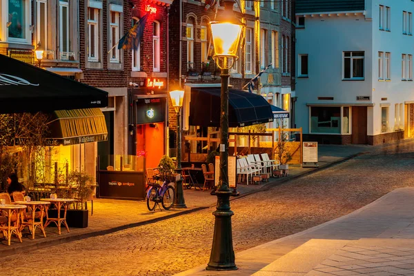 Barer Och Restauranger Framför Vattnet Vid Floden Maas Maastricht Nederländerna — Stockfoto