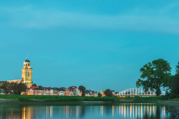 Pohled Nizozemského Města Deventer Provincii Overijssel Řeka Ijssel Popředí — Stock fotografie