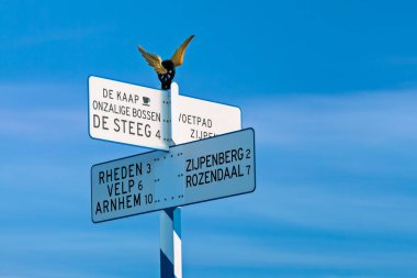 Yön işareti altı ünlü Posbank, Milli Parkı Veluwe Hollanda parçası üzerine