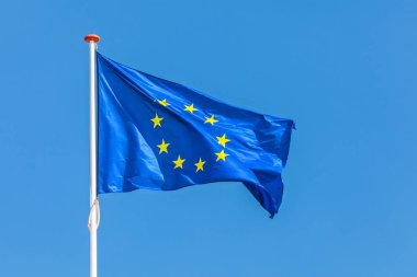 Berrak mavi gökyüzünün önünde Avrupa Birliği'nin resmi bayrak