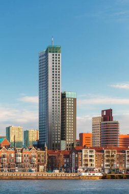 Şehrin Hollanda Rotterdam ve gökdelenler ile nehir manzarası