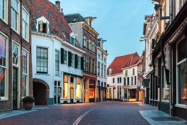Akşam bir alışveriş caddesi Hollandalı eski şehrin Zutphen