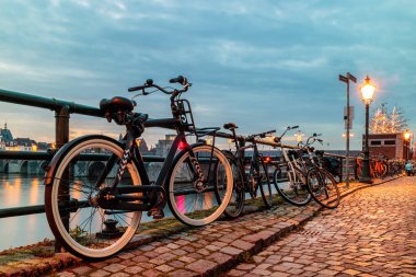 Akşam görünümü Hollandalı Maastricht şehir Maas Nehri yanında park edilmiş Bisiklet