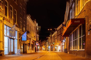 Akşam görünümü Koningstraat alışveriş caddesi dükkan ve mağazalarda Arnhem, Hollanda