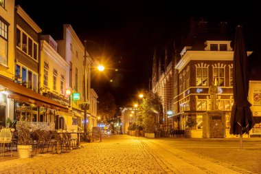 Mağazalar, barlar ve restoranlar Arnhem, Hollanda ile Jansplaats şehir merkezi kare görünümünü akşam