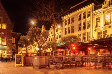 Barlar ve restoranlar ünlü merkezi kare Korenmarkt Arnhem, Hollanda
