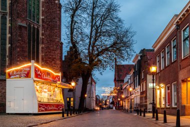 Eski Hollanda street Noel dekorasyonu ve ışıklı kulübesinde küçük Doesburg, Hollanda