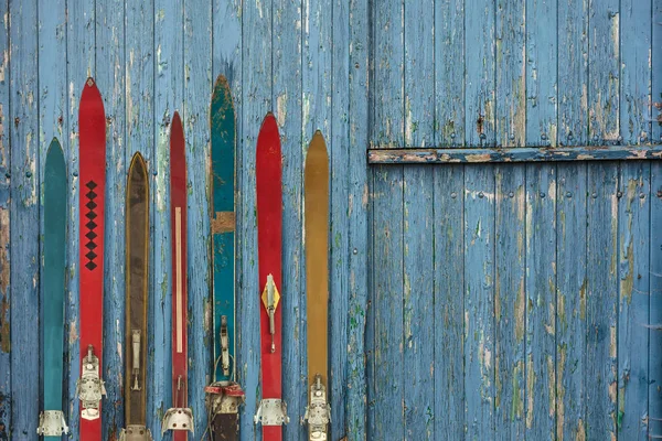 Vintage ahşap topluluğu kayak'ın önünde eski bir ahır yıpranmış