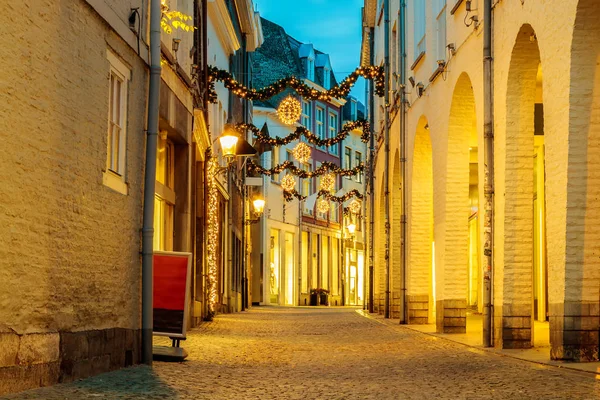 Ulica Handlowa Światła Bożego Narodzenia Centrum Miasta Maastricht Holandia — Zdjęcie stockowe